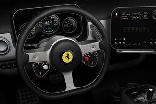 Ferrari přiznalo drsnou pravdu o tlačítkách a displejích: Automobilky na vás šetří! - Garáž.cz